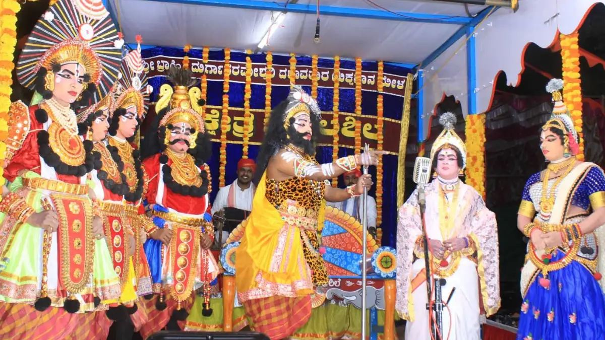 ದೊಡ್ಡಬಳ್ಳಾಪುರದಲ್ಲಿ ಗಮನ ಸೆಳೆದ ಯಕ್ಷಗಾನ ಪ್ರದರ್ಶನ