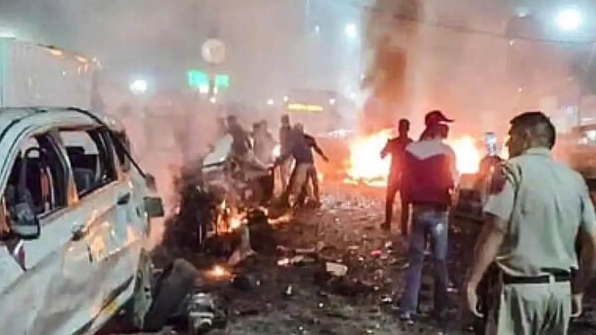 ದೆಹಲಿ ಸ್ಫೋಟ: ದೇಶಕ್ಕೆ ದೊಡ್ಡ ಸವಾಲು.. ವೈಪಲ್ಯದ ಹೊಣೆ ಹೊರುವವರು ಯಾರು..? ಘಟನೆಗೆ ಕಾರಣವೇನು..?