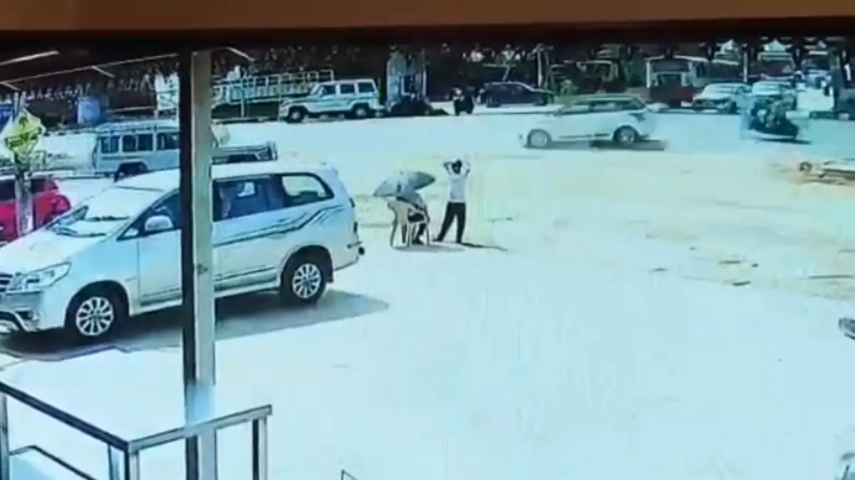 ಬೈಕ್ ಗೆ ಕಾರು ಡಿಕ್ಕಿ, ಸ್ವಿಪ್ಟ್ ಕಾರು ಪಲ್ಟಿ!: ಅಪಘಾತದ ಭಯಾನಕ ದೃಶ್ಯ ಸಿಸಿ ಕ್ಯಾಮೆರಾದಲ್ಲಿ ಸೆರೆ!| Video