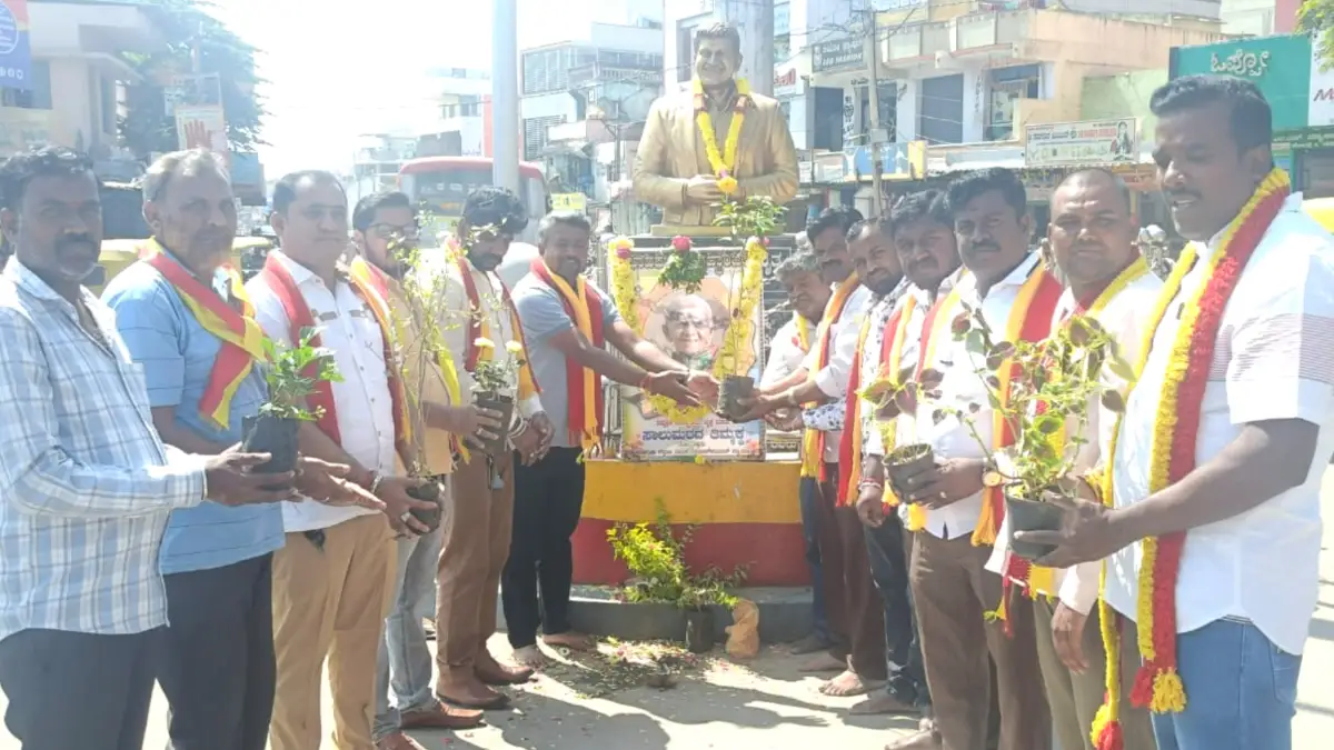 ವೃಕ್ಷ ಮಾತೆಗೆ ದೊಡ್ಡಬಳ್ಳಾಪುರದಲ್ಲಿ ಗಿಡಗಳನ್ನು ವಿತರಿಸಿ ಕರವೇ ಪ್ರವೀಣ್ ಕುಮಾರ್ ಶೆಟ್ಟಿ ಬಣ ಶ್ರದ್ಧಾಂಜಲಿ