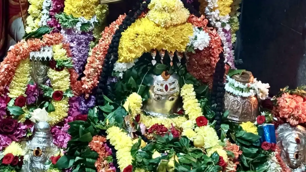 ದೊಡ್ಡಬಳ್ಳಾಪುರ: ಕಾಶಿ ವಿಶ್ವನಾಥ ದೇವಸ್ಥಾನದಲ್ಲಿ ಕಡೇ ಕಾರ್ತಿಕ ಸೋಮವಾರ ವಿಶೇಷ ಪೂಜೆ