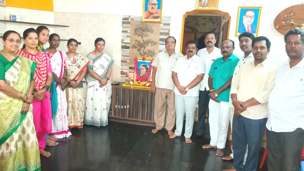 ಮಾಜಿ ಪ್ರಧಾನಿ ಇಂದಿರಾ ಗಾಂಧಿ ಜನ್ಮ ದಿನಾಚರಣೆ: ದೊಡ್ಡಬಳ್ಳಾಪುರದ ಕಾಂಗ್ರೆಸ್ ಕಚೇರಿಯಲ್ಲಿ ಗೌರವ ಸಲ್ಲಿಕೆ