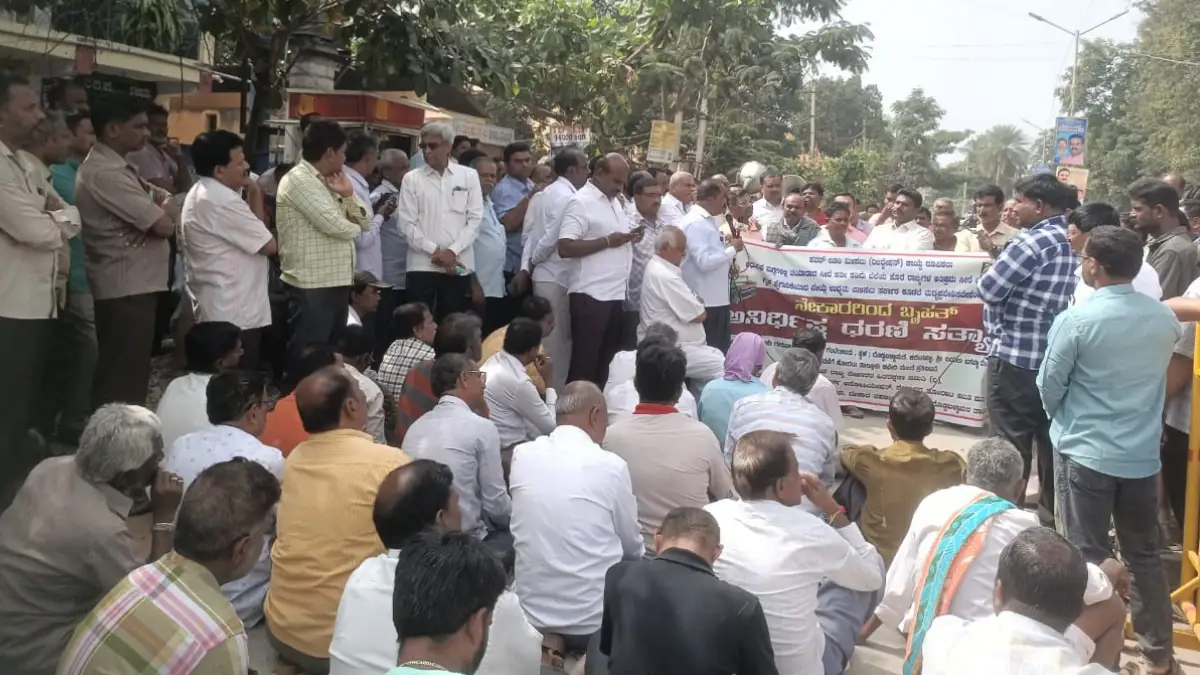 ವಿದ್ಯುತ್ ಮಗ್ಗಗಳ ಮೀಸಲು ಕಾಯ್ದೆ ರೂಪಿಸಲು ಆಗ್ರಹಿಸಿ ದೊಡ್ಡಬಳ್ಳಾಪುರದಲ್ಲಿ ನೇಕಾರರ ಪ್ರತಿಭಟನೆ