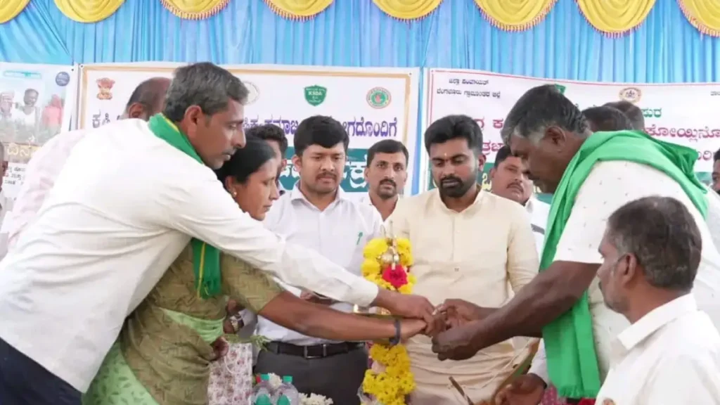 ದೊಡ್ಡಬಳ್ಳಾಪುರ: ಕಾರೇಪುರದಲ್ಲಿ ರಾಷ್ಟ್ರೀಯ ರೈತ ದಿನಾಚರಣೆ.. ಪ್ರಗತಿ ಪರ ರೈತರಿಗೆ ಸನ್ಮಾನ