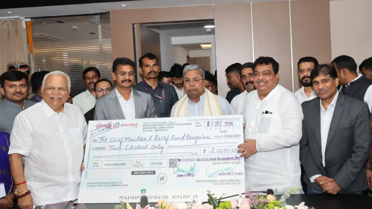 ಕೈಗಾರಿಕಾ ಸಚಿವರಿಂದ ರೂ 2 ಕೋಟಿ ಲಾಭಾಂಶ ಸಿಎಂ ಸಿದ್ದರಾಮಯ್ಯರಿಗೆ ಹಸ್ತಾಂತರ