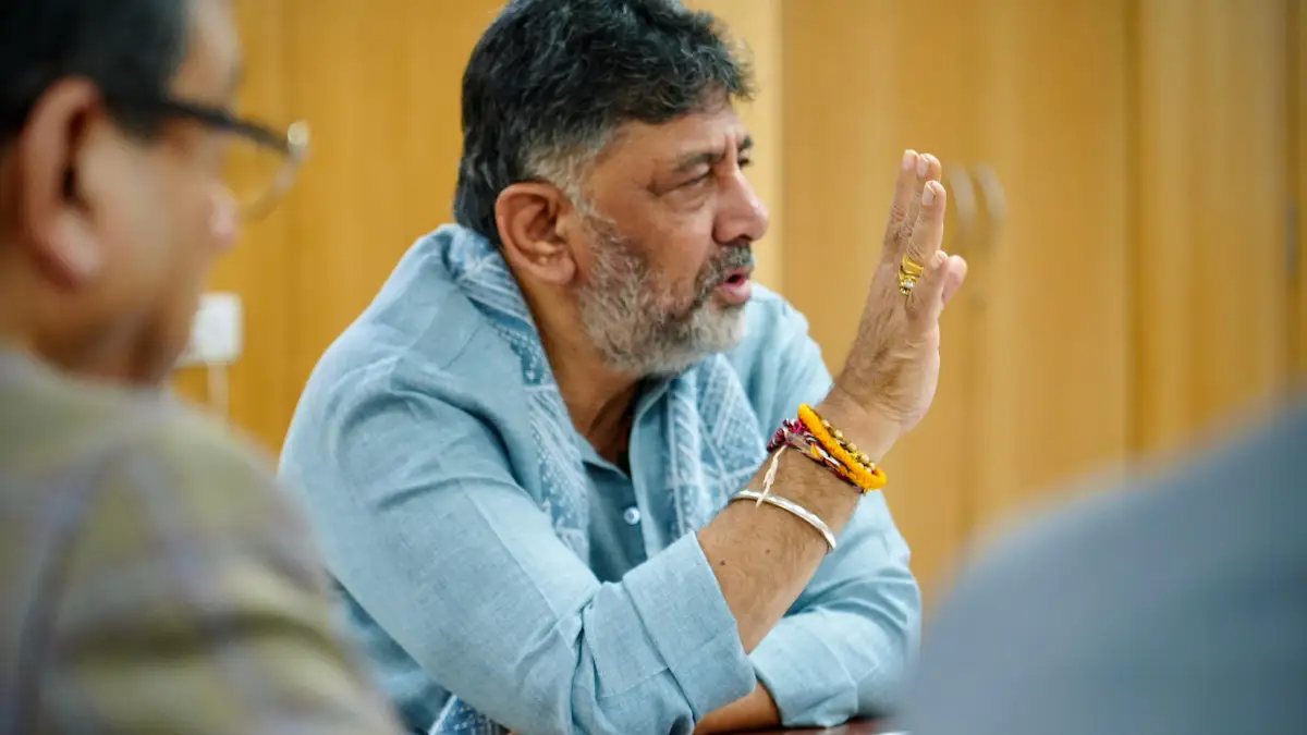 ನವಿಲು ನೋಡಿ ಕೆಂಬೂತ ಪುಕ್ಕ ಕಿತ್ತುಕೊಂಡಂತೆ ಆಡಬೇಡಿ: ಡಿಸಿಎಂ ಡಿ.ಕೆ. ಶಿವಕುಮಾರ್ ಕಿಡಿ