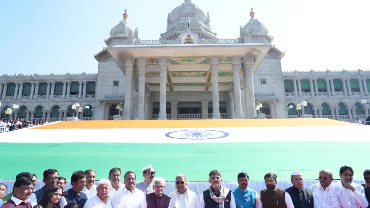 ಜಗತ್ತಿನ ಎರಡನೇ ಅತೀ ದೊಡ್ಡ ಖಾದಿ ತ್ರಿವರ್ಣ ಧ್ವಜ ಅನಾವರಣ: ಸಿಎಂ ಸಿದ್ದರಾಮಯ್ಯ