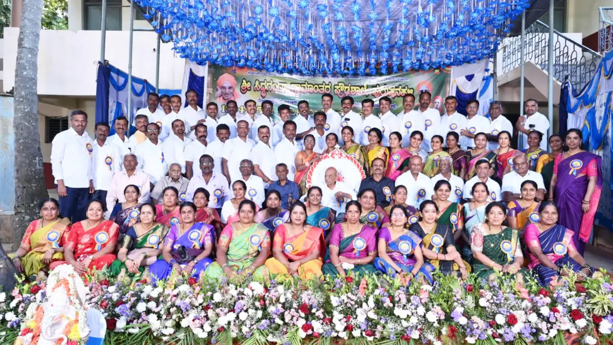 ದೊಡ್ಡಬಳ್ಳಾಪುರ: ಸಿದ್ದಗಂಗಾ ಪ್ರೌಢಶಾಲೆಯಲ್ಲಿ ಗುರುವಂದನೆ – ಸ್ನೇಹ ಸಮ್ಮೀಲನ