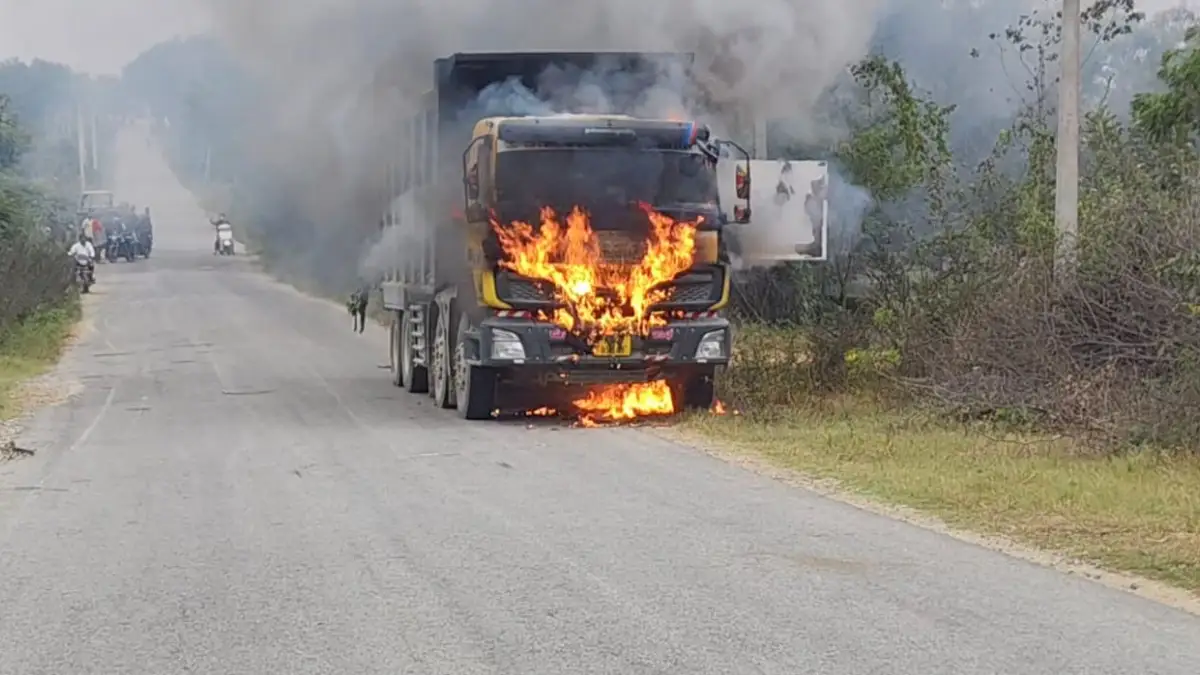 ನೋಡ ನೋಡುತ್ತಿದ್ದಂತೆ ದಗ ದಗನೆ ಹೊತ್ತಿ ಉರಿದ ಟಿಪ್ಪರ್ ಲಾರಿ..!