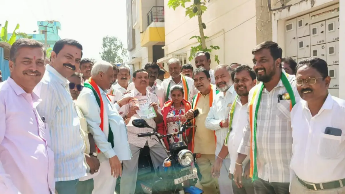 ಬಾಶೆಟ್ಟಿಹಳ್ಳಿ ಪ.ಪಂ. ಚುನಾವಣೆ: ಕಾಂಗ್ರೆಸ್ ಅಭ್ಯರ್ಥಿಗಳ ಪರ ಟಿ.ವೆಂಕಟರಮಣಯ್ಯ ಬಿರುಬಿಸಿಲಿನಲ್ಲಿ ಬಿರುಸಿನ ಪ್ರಚಾರ