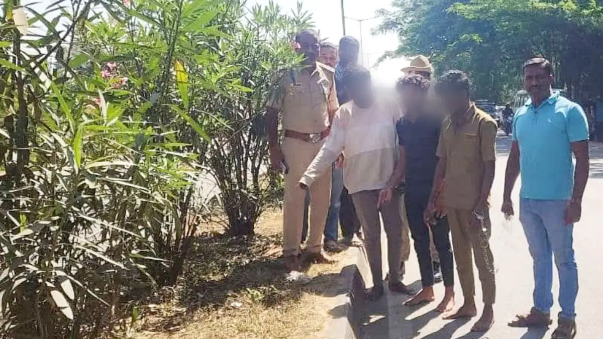 ದೊಡ್ಡಬಳ್ಳಾಪುರ: ಪವನ್ ಕೊಲೆ ಪ್ರಕರಣ.. ಲಾಂಗ್, ಮಚ್ಚು ಸೇರಿ ಮಾರಕಾಸ್ತ್ರಗಳು ವಶ.. ಆರೋಪಿಗಳು ಜೈಲಿಗೆ