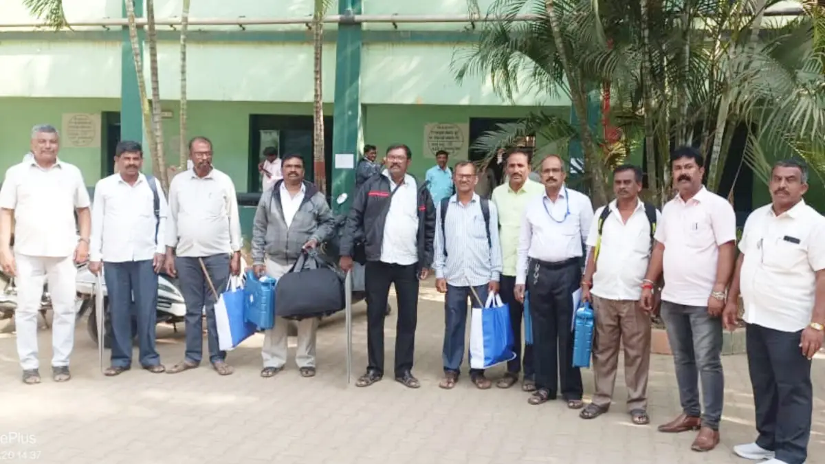ನಾಳೆ ಬಾಶೆಟ್ಟಿಹಳ್ಳಿ ಪಟ್ಟಣ ಪಂಚಾಯಿತಿ ಚುನಾವಣೆ: ಮತಗಟ್ಟೆಗೆ ತೆರಳಿದ ಅಧಿಕಾರಿಗಳು