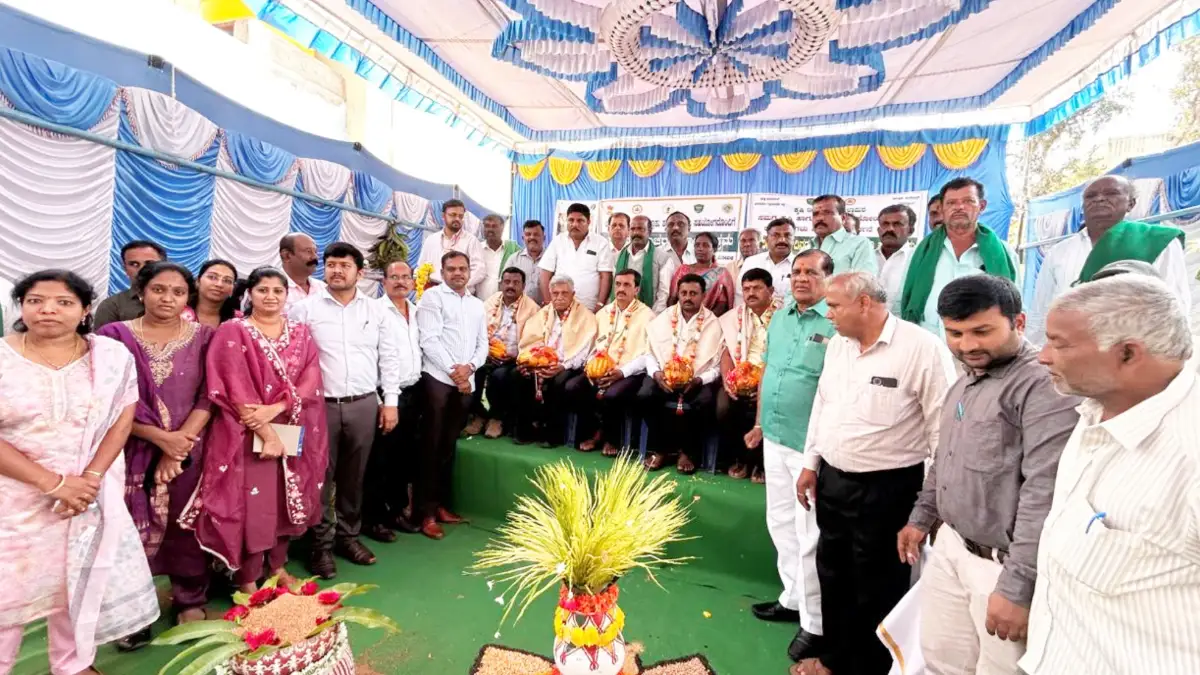 ದೊಡ್ಡಬಳ್ಳಾಪುರ: ಕಾರೇಪುರದಲ್ಲಿ ರಾಷ್ಟ್ರೀಯ ರೈತ ದಿನಾಚರಣೆ.. ಪ್ರಗತಿ ಪರ ರೈತರಿಗೆ ಸನ್ಮಾನ