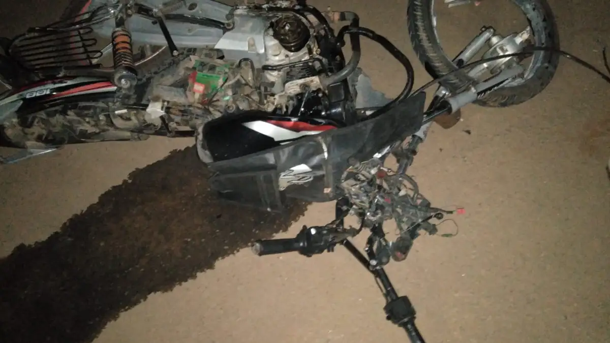 ಒಂದೇ ಬೈಕಿನಲ್ಲಿ 4 ಯುವಕರ ಪ್ರಯಾಣ: ಯಮ ಸ್ವರೂಪಿಯಂತೆ ಅಡ್ಡ ಬಂದ ಟಿಪ್ಪರ್ ಲಾರಿ..