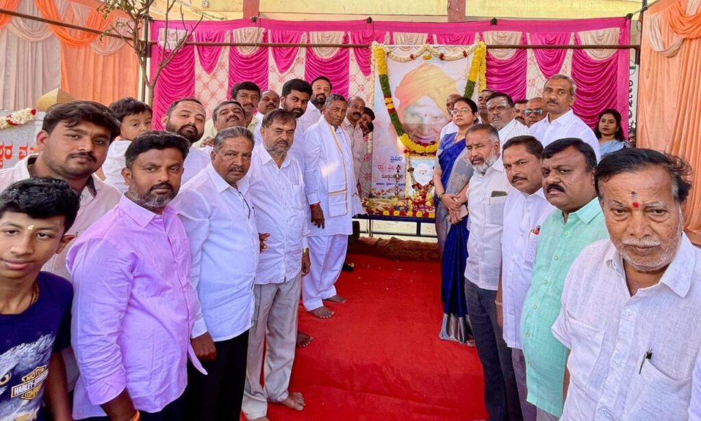 ದೊಡ್ಡಬಳ್ಳಾಪುರದಲ್ಲಿ ದಾಸೋಹ ದಿನ: ಡಾ. ಶಿವಕುಮಾರ ಸ್ವಾಮೀಜಿ ಭಾವಚಿತ್ರಕ್ಕೆ ಪುಷ್ಪ ನಮನ