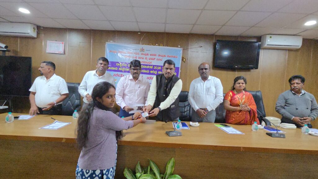 16ನೇ ರಾಷ್ಟ್ರೀಯ ಮತದಾರರ ದಿನಾಚರಣೆ; ಯುವ ಮತದಾರರಿಗೆ ಗುರುತಿನ ಚೀಟಿ, ಬಿಎಲ್‌ಓ ಗಳಿಗೆ ಪರಿಕರ ವಿತರಣೆ