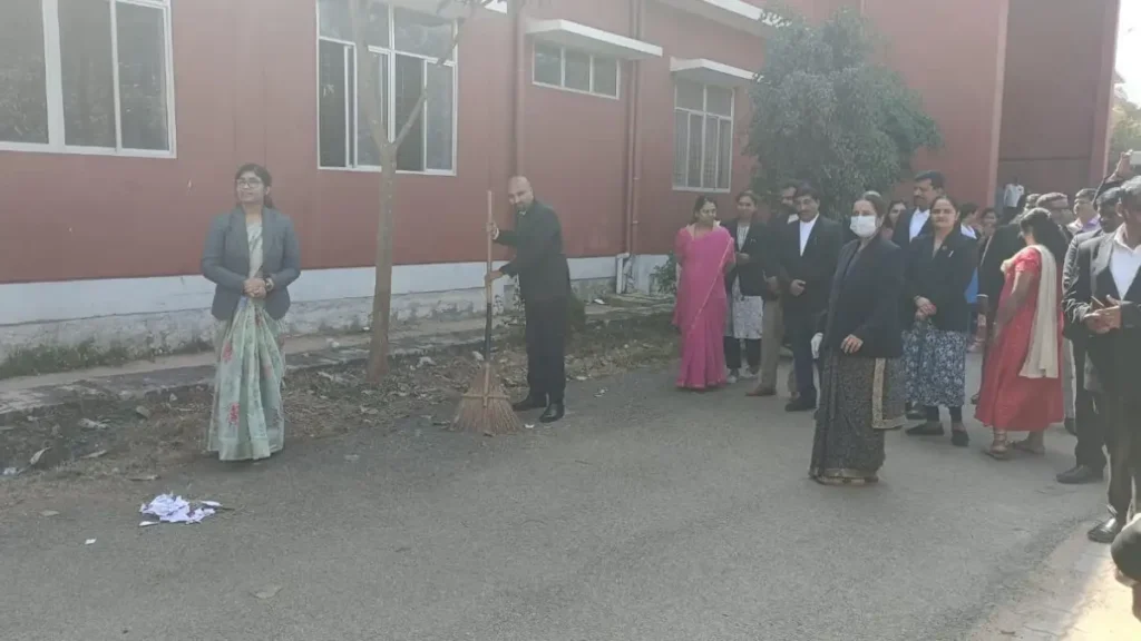 ಹುತಾತ್ಮರ ದಿನ: ದೊಡ್ಡಬಳ್ಳಾಪುರ ನ್ಯಾಯಾಲಯದ ಆವರಣದಲ್ಲಿ ಸ್ವಚ್ಚತಾ ಕಾರ್ಯ 1 ಹುತಾತ್ಮರ ದಿನ: ದೊಡ್ಡಬಳ್ಳಾಪುರ ನ್ಯಾಯಾಲಯದ ಆವರಣದಲ್ಲಿ ಸ್ವಚ್ಚತಾ ಕಾರ್ಯ