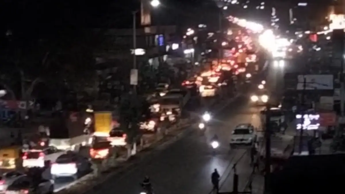 ಮೇಲ್ಸೇತುವೆ ಕಾಮಗಾರಿ: ಬಾಶೆಟ್ಟಿಹಳ್ಳಿ ಬಳಿ ಟ್ರಾಫಿಕ್ ಜಾಮ್.. ವಾಹನ ಸವಾರರ ಪರದಾಟ..!| Video ನೋಡಿ