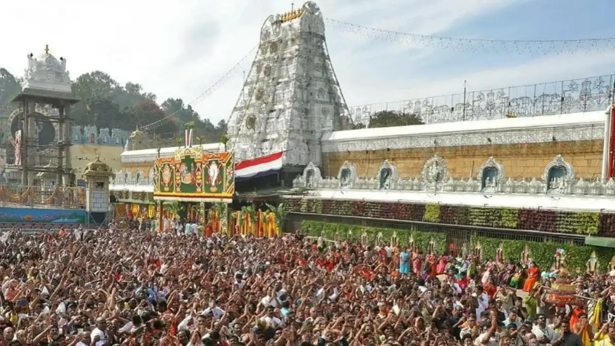 ತಿರುಪತಿ ಗೋಪುರ ಏರಿದ ಮದ್ಯವ್ಯಸನಿ..!| Video ನೋಡಿ