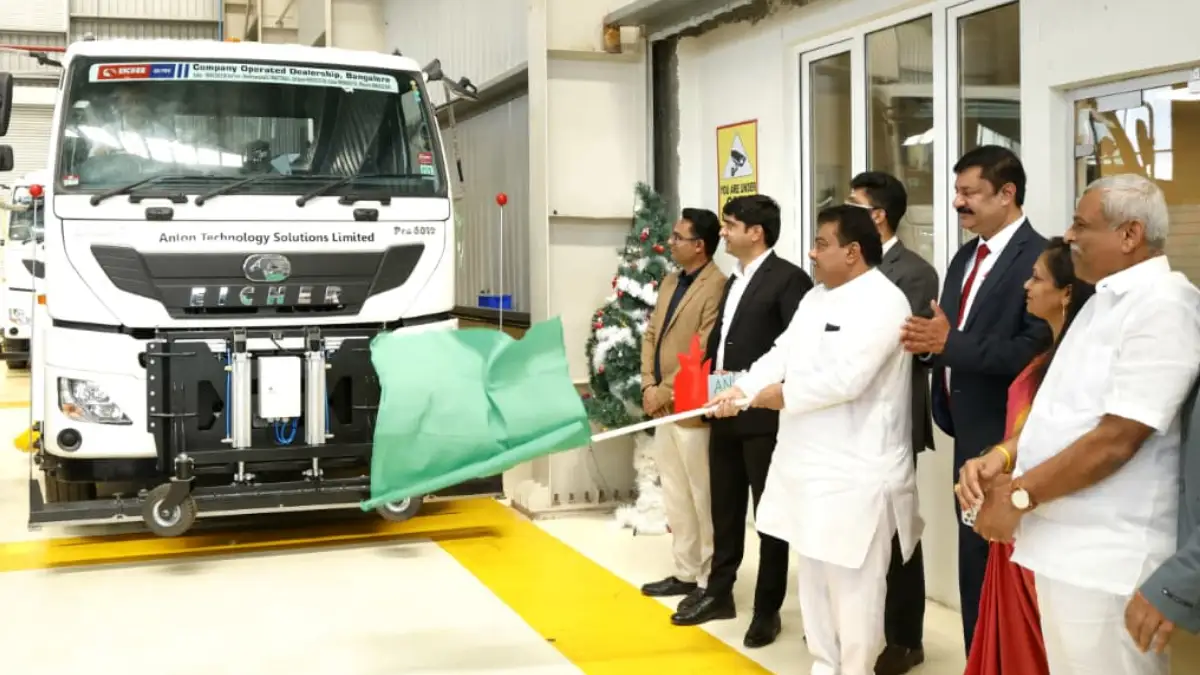 ದೇಶದ ಮೊದಲ ರನ್ ವೇ ಕ್ಲೀನಿಂಗ್ ವೆಹಿಕಲ್; ದೊಡ್ಡಬಳ್ಳಾಪುರದಲ್ಲಿ ಸಚಿವ ಎಂ.ಬಿ.ಪಾಟೀಲ ಹಸ್ತಾಂತರ