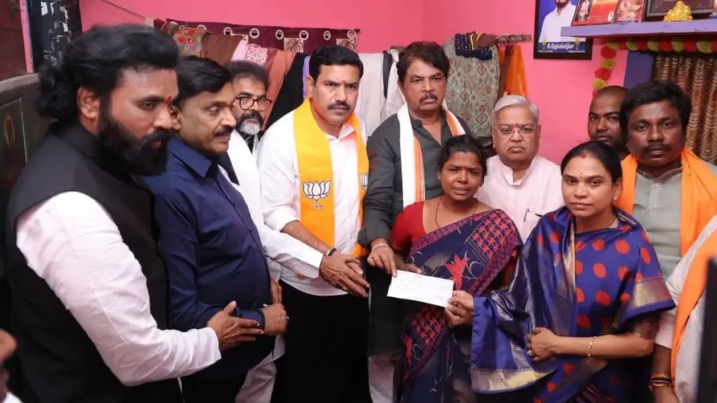 BJP leaders offer Rs 10 lakh compensation to Congress Activist's family..!