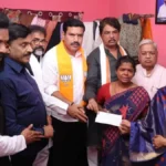 BJP leaders offer Rs 10 lakh compensation to Congress Activist's family..!