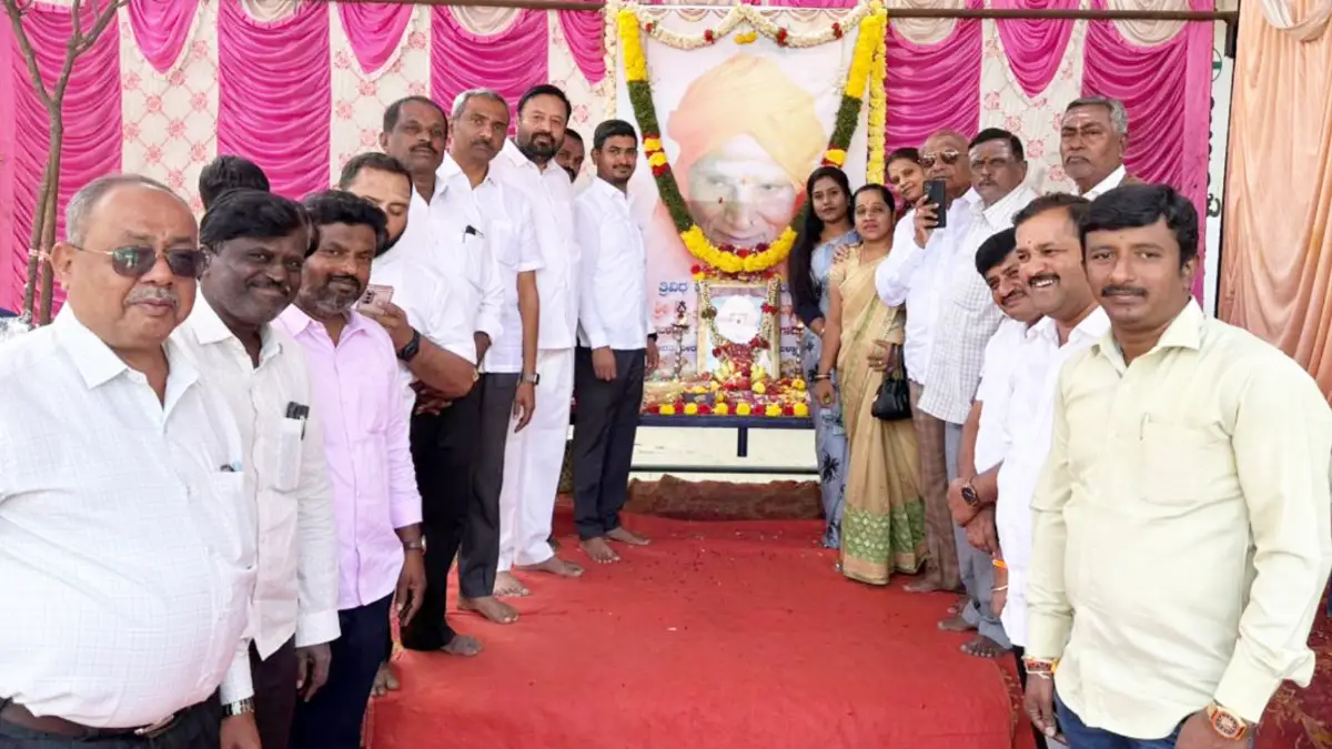 ದೊಡ್ಡಬಳ್ಳಾಪುರದಲ್ಲಿ ದಾಸೋಹ ದಿನ: ಡಾ. ಶಿವಕುಮಾರ ಸ್ವಾಮೀಜಿ ಭಾವಚಿತ್ರಕ್ಕೆ ಪುಷ್ಪ ನಮನ