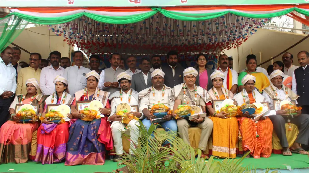 ದೊಡ್ಡಬಳ್ಳಾಪುರದಲ್ಲಿ 77ನೇ ಗಣರಾಜ್ಯೋತ್ಸವ: ಪತ್ರಕರ್ತ ಗುರು ಪ್ರಸಾದ್, ಇನ್ಸ್‌ಪೆಕ್ಟರ್ ಸಾಧಿಕ್ ಫಾಷಾ ಸೇರಿ ಅನೇಕ ಸಾಧಕರಿಗೆ ಸನ್ಮಾನ