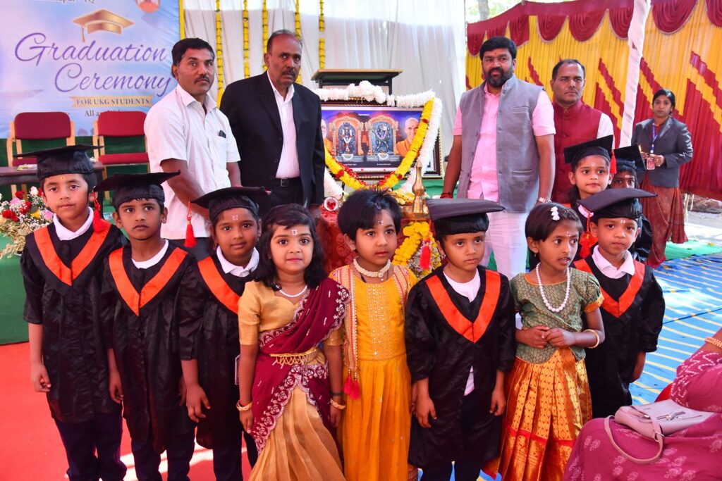 ದೊಡ್ಡಬಳ್ಳಾಪುರ: SJCR ಶಾಲೆಯಲ್ಲಿ ಪದವಿ ಪ್ರದಾನ ಸಮಾರಂಭ