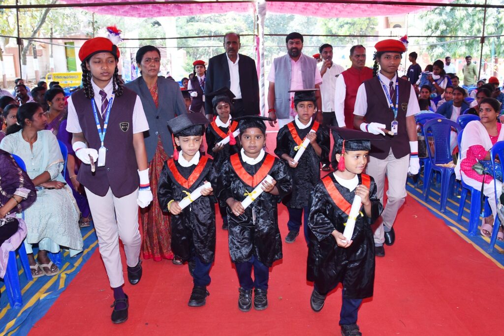 ದೊಡ್ಡಬಳ್ಳಾಪುರ: SJCR ಶಾಲೆಯಲ್ಲಿ ಪದವಿ ಪ್ರದಾನ ಸಮಾರಂಭ
