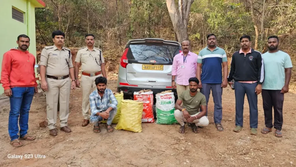 ಅಕ್ರಮ ಶ್ರೀಗಂಧ ಸಾಗಾಣಿಕೆ: ಇಬ್ಬರ ಬಂಧನ