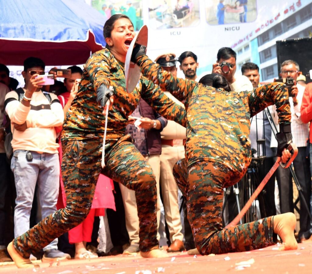 "ಅಕ್ಕ ಪಡೆ": ರಕ್ಷಣಾತ್ಮಕ ಅಣುಕು ಪ್ರದರ್ಶನ 3 "ಅಕ್ಕ ಪಡೆ": ರಕ್ಷಣಾತ್ಮಕ ಅಣುಕು ಪ್ರದರ್ಶನ