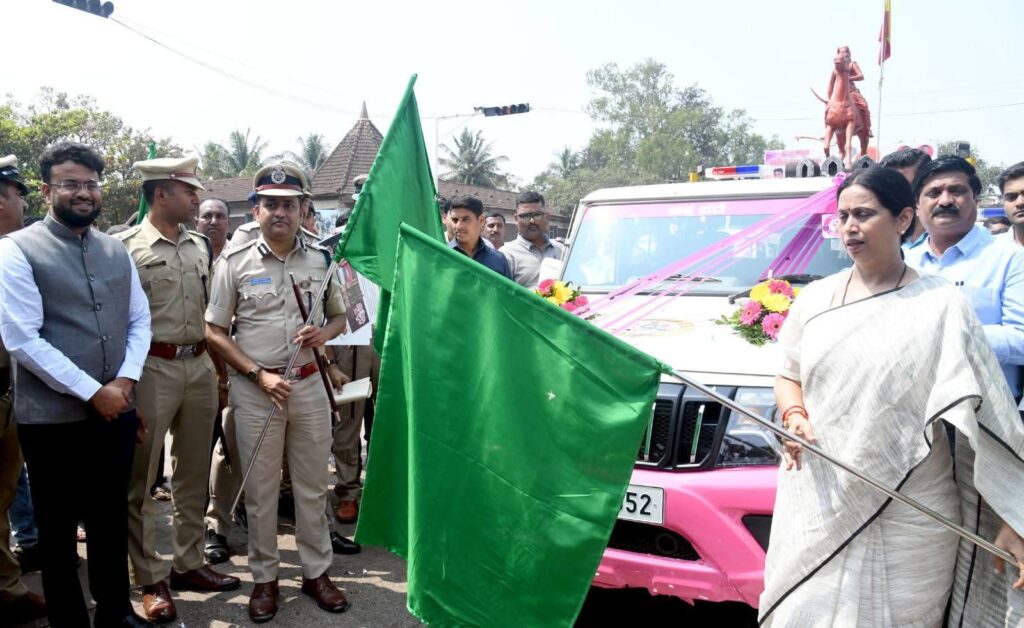 "ಅಕ್ಕ ಪಡೆ": ರಕ್ಷಣಾತ್ಮಕ ಅಣುಕು ಪ್ರದರ್ಶನ 1 "ಅಕ್ಕ ಪಡೆ": ರಕ್ಷಣಾತ್ಮಕ ಅಣುಕು ಪ್ರದರ್ಶನ