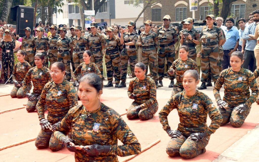 "ಅಕ್ಕ ಪಡೆ": ರಕ್ಷಣಾತ್ಮಕ ಅಣುಕು ಪ್ರದರ್ಶನ 4 "ಅಕ್ಕ ಪಡೆ": ರಕ್ಷಣಾತ್ಮಕ ಅಣುಕು ಪ್ರದರ್ಶನ