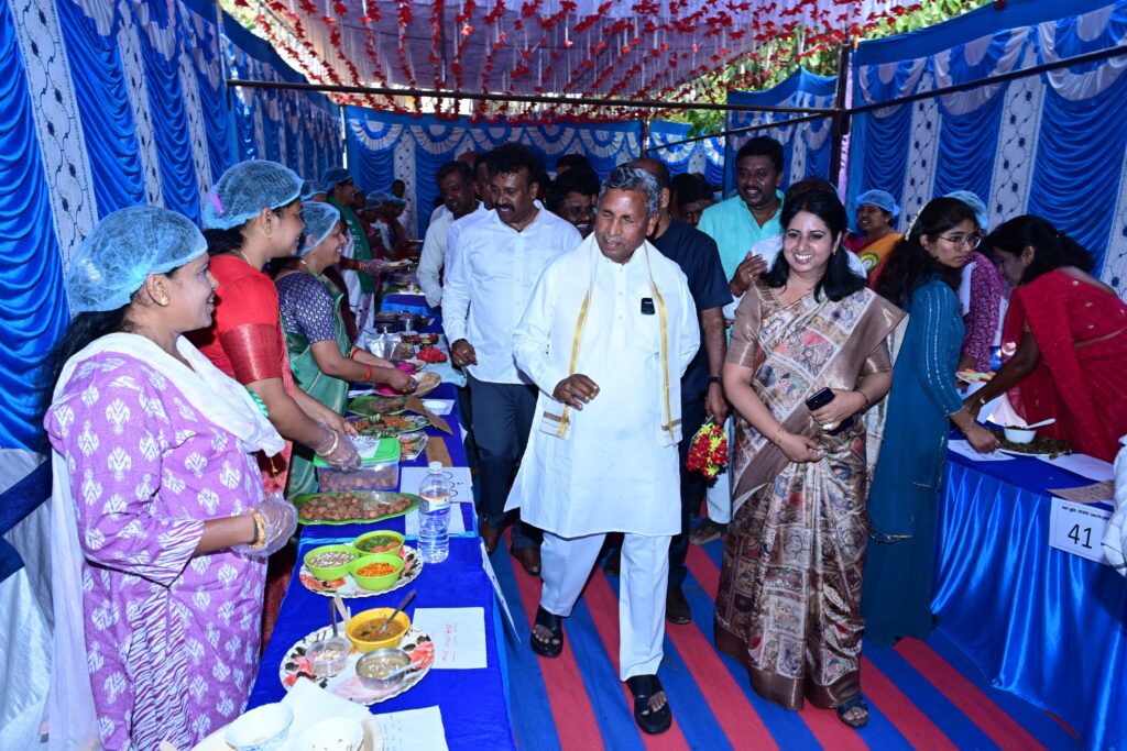 ಮೆಳೇಕೋಟೆಯಲ್ಲಿ ಜಿಲ್ಲಾ ಮಟ್ಟದ ಸಿರಿಧಾನ್ಯ ಹಬ್ಬ.. ಕಿಸಾನ್ ಮೇಳ: ಗಮನ ಸೆಳೆದ ವಸ್ತು ಪ್ರದರ್ಶನ