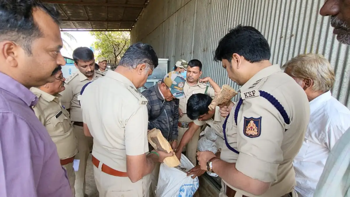 ಅಕ್ರಮ ಶ್ರೀಗಂಧ ಸಾಗಾಣಿಕೆ: ಇಬ್ಬರ ಬಂಧನ