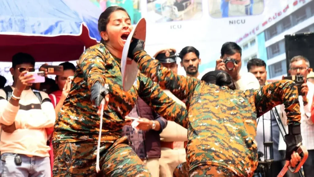 Akka Pade: Defensive Mock Demonstration