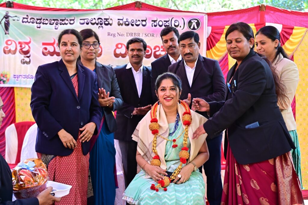 ದೊಡ್ಡಬಳ್ಳಾಪುರ: ನ್ಯಾಯಾಲಯದ ಆವರಣದಲ್ಲಿ ಮಹಿಳಾ ದಿನಾಚರಣೆ ಸಂಭ್ರಮ 1 ದೊಡ್ಡಬಳ್ಳಾಪುರ: ನ್ಯಾಯಾಲಯದ ಆವರಣದಲ್ಲಿ ಮಹಿಳಾ ದಿನಾಚರಣೆ ಸಂಭ್ರಮ