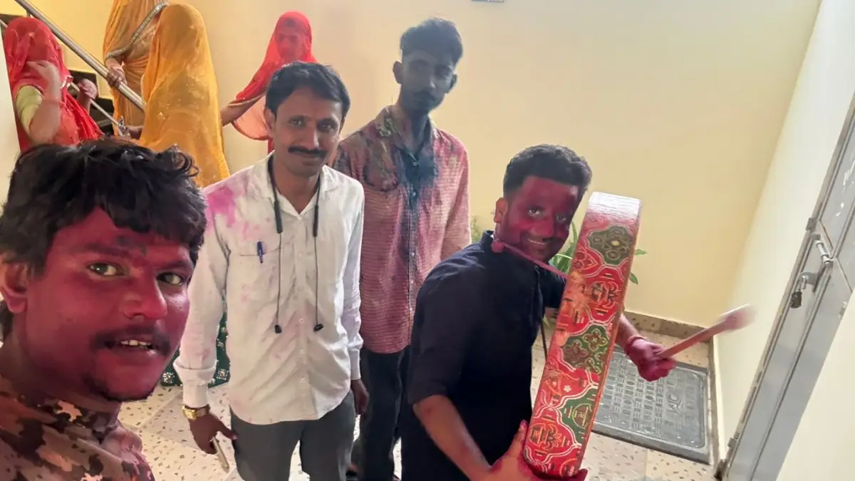 ದೊಡ್ಡಬಳ್ಳಾಪುರ: ಬಣ್ಣದ ಹಬ್ಬ ಹೋಳಿ ಸಡಗರ