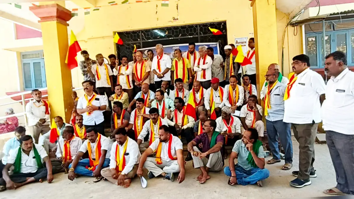 ದೊಡ್ಡಬಳ್ಳಾಪುರ: ಹಿಂದಿ ಕಡ್ಡಾಯ ವಿರೋಧಿಸಿ ಕನ್ನಡಪರ ಸಂಘಟನೆಗಳ ಪ್ರತಿಭಟನೆ