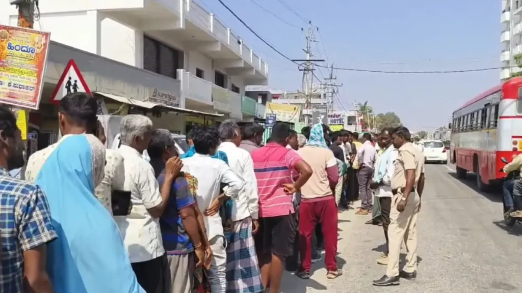 People queue up to get LPG cylinders..!