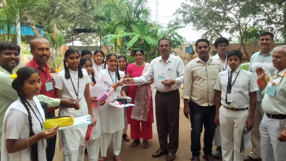 ದೊಡ್ಡಬಳ್ಳಾಪುರ: SSLC ಪರೀಕ್ಷೆ ಬಂದ ಮಕ್ಕಳಿಗೆ ಸಿಹಿ ನೀಡಿ ಸ್ವಾಗತ