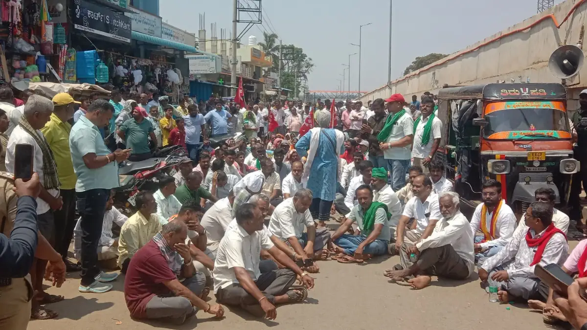 ದೊಡ್ಡಬಳ್ಳಾಪುರ: ತೀವ್ರವಾದ ರೈತರ ಪ್ರತಿಭಟನೆ.. ಡಿಸಿ ಬರಬೇಕೆಂದು ಪಟ್ಟು, ರಸ್ತೆ ತಡೆಯ ವಾರ್ನಿಂಗ್| Video