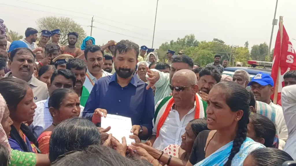 KIADB: Farmers protest... Officials rush to the spot