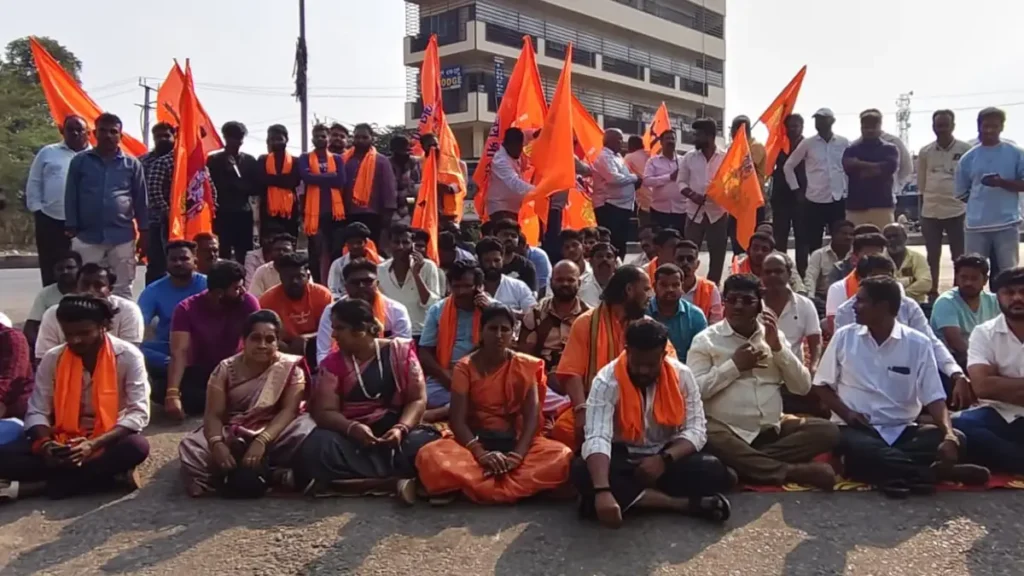 *ದೊಡ್ಡಬಳ್ಳಾಪುರ: ಟೌನ್ ಪೊಲೀಸ್ ಠಾಣೆ ಮುಂದೆ ಹಿಂದೂ ಪರ ಕಾರ್ಯಕರ್ತರ ದಿಢೀರ್ ಪ್ರತಿಭಟನೆ..!* ನಾಳೆ ನಡೆಯಲಿರುವ ಬೃಹತ್ ಶ್ರೀ ರಾಮ ಶೋಭಾಯಾತ್ರೆಗೆ ತೊಂದರೆ ನೀಡುತ್ತಿದ್ದಾರೆಂದು ಆರೋಪಿಸಿ ವಿಶ್ವ ಹಿಂದೂ ಪರಿಷತ್ತ್, ಬಜರಂಗಳದ ಕಾರ್ಯಕರ್ತರು ಹಾಗೂ ಹಿಂದೂ ಪರ ಕಾರ್ಯಕರ್ತರು (Hindu activists) ನಗರದ ಪೊಲೀಸ್ ಠಾಣೆ ಮುಂದೆ (Town Police Station) ಪ್ರತಿಭಟನೆ ನಡೆಸುತ್ತಿದ್ದಾರೆ. https://www.harithalekhani.com/2026/03/28/hindu-activists-protest-in-front-of-the-town-police-station/