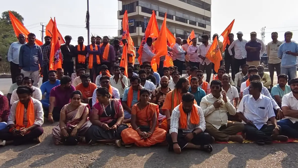 *ದೊಡ್ಡಬಳ್ಳಾಪುರ: ಟೌನ್ ಪೊಲೀಸ್ ಠಾಣೆ ಮುಂದೆ ಹಿಂದೂ ಪರ ಕಾರ್ಯಕರ್ತರ ದಿಢೀರ್ ಪ್ರತಿಭಟನೆ..!* ನಾಳೆ ನಡೆಯಲಿರುವ ಬೃಹತ್ ಶ್ರೀ ರಾಮ ಶೋಭಾಯಾತ್ರೆಗೆ ತೊಂದರೆ ನೀಡುತ್ತಿದ್ದಾರೆಂದು ಆರೋಪಿಸಿ ವಿಶ್ವ ಹಿಂದೂ ಪರಿಷತ್ತ್, ಬಜರಂಗಳದ ಕಾರ್ಯಕರ್ತರು ಹಾಗೂ ಹಿಂದೂ ಪರ ಕಾರ್ಯಕರ್ತರು (Hindu activists) ನಗರದ ಪೊಲೀಸ್ ಠಾಣೆ ಮುಂದೆ (Town Police Station) ಪ್ರತಿಭಟನೆ ನಡೆಸುತ್ತಿದ್ದಾರೆ. https://www.harithalekhani.com/2026/03/28/hindu-activists-protest-in-front-of-the-town-police-station/