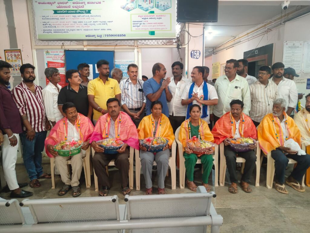 ದೊಡ್ಡಬಳ್ಳಾಪುರ: ಸರ್ಕಾರಿ ಆಸ್ಪತ್ರೆ ಡಿ.ದರ್ಜೆ ನೌಕರರಿಗೆ ಸನ್ಮಾನ 1 ದೊಡ್ಡಬಳ್ಳಾಪುರ: ಸರ್ಕಾರಿ ಆಸ್ಪತ್ರೆ ಡಿ.ದರ್ಜೆ ನೌಕರರಿಗೆ ಸನ್ಮಾನ