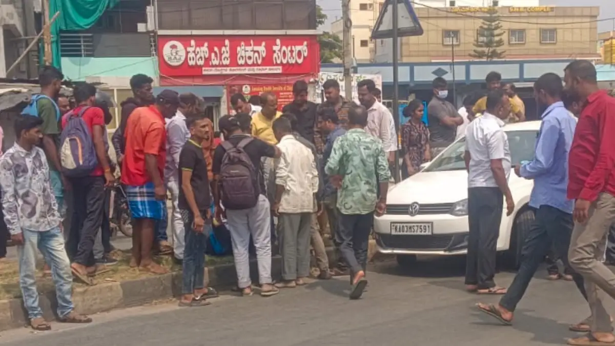 ದೊಡ್ಡಬಳ್ಳಾಪುರ: ಪಾಲನಜೋಗಿಹಳ್ಳಿ ರಸ್ತೆಯಲ್ಲಿ ಮತ್ತೆ ಅಪಘಾತ.. ವೃದ್ಧನಿಗೆ ಗಾಯ..! 1 Doddaballapura: Another accident near Palanajogihalli..