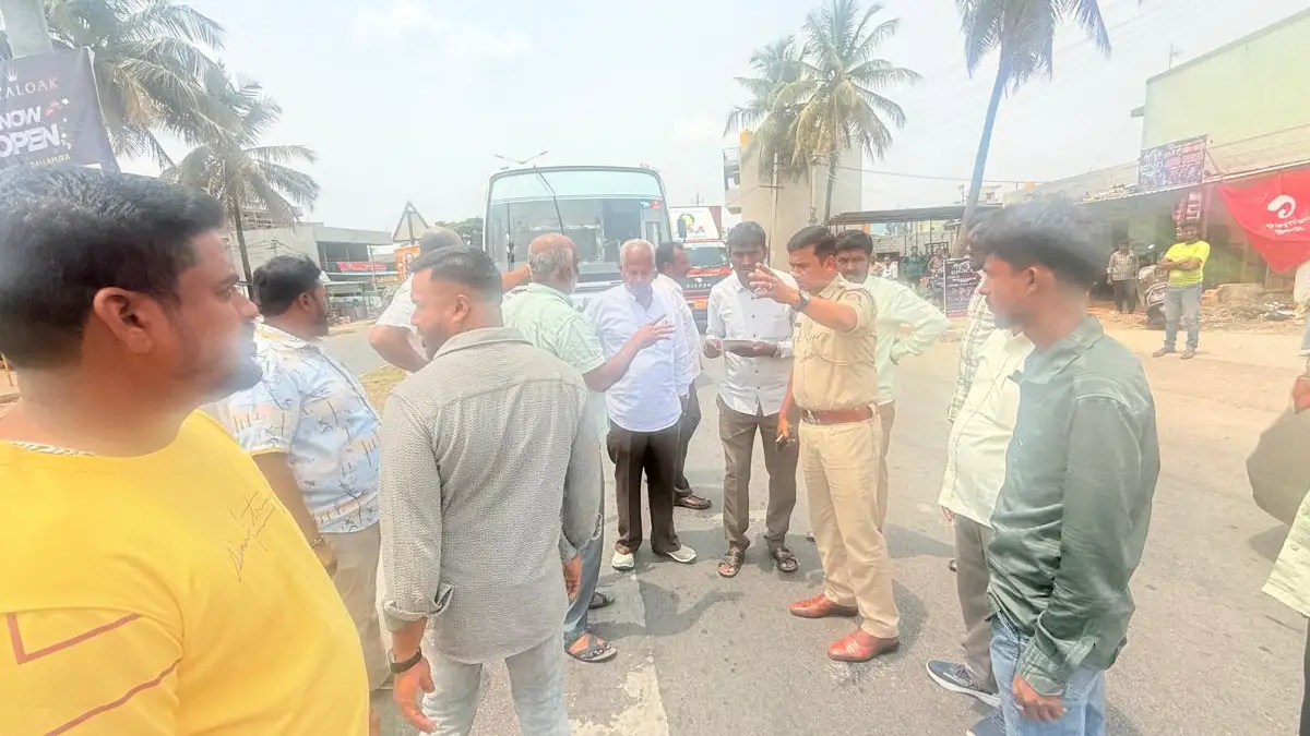 ದೊಡ್ಡಬಳ್ಳಾಪುರ: ಸರಣಿ ಅಪಘಾತ.. ಟೋಲ್ ಸಿಬ್ಬಂದಿಯೊಂದಿಗೆ ಸ್ಥಳ ಪರಿಶೀಲಿಸಿದ ಪೊಲೀಸರು 1 Doddaballapura: Serial accident.. Police inspected the scene with toll personnel