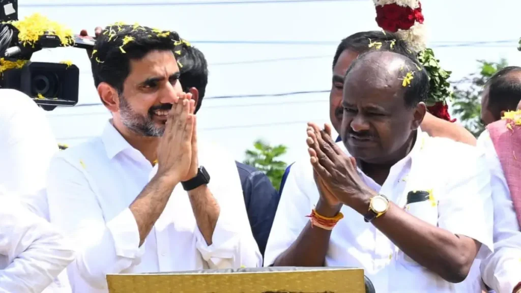 H.D. Kumaraswamy thanked N.R. Lokesh in a packed meeting.